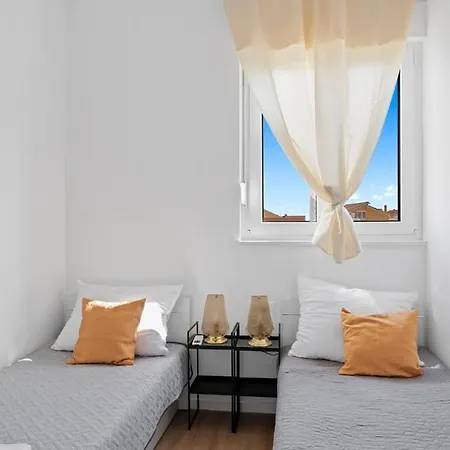 Family Friendly House With A Swimming Pool - 23021 *