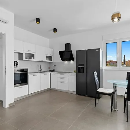 Family Friendly House With A Swimming Pool - 23021