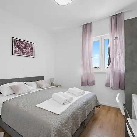 בית נופש Family Friendly House With A Swimming Pool - 23021 *