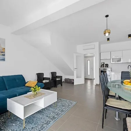 Family Friendly House With A Swimming Pool - 23021 בית נופש