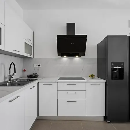 Family Friendly House With A Swimming Pool - 23021 בית נופש