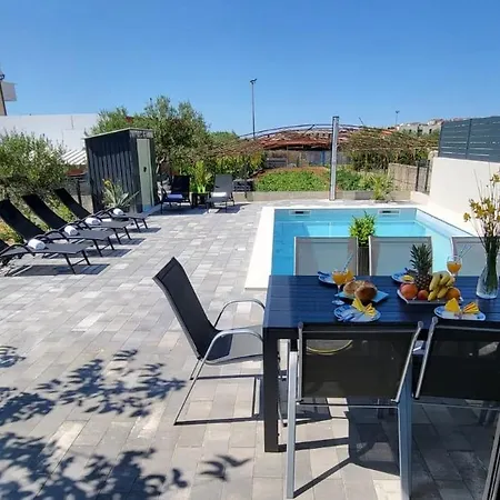 Vakantiehuis Family Friendly House With A Swimming Pool - 23021 Vodice