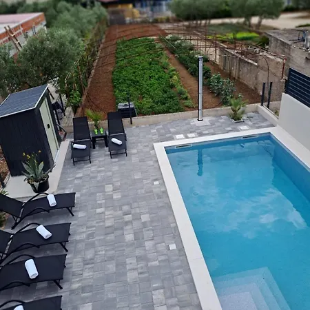 Family Friendly House With A Swimming Pool - 23021 *