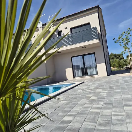 Family Friendly House With A Swimming Pool - 23021 בית נופש וודיצה