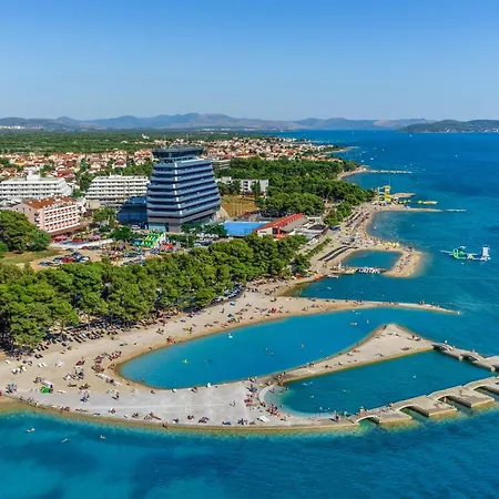 Family Friendly House With A Swimming Pool - 23021 בית נופש