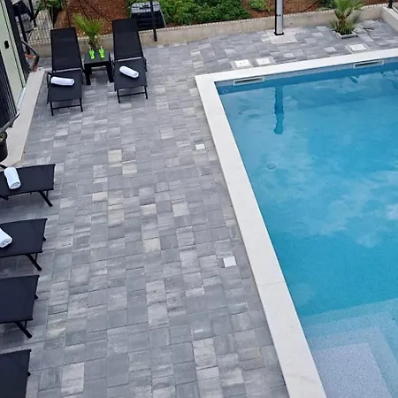 Family Friendly House With A Swimming Pool - 23021