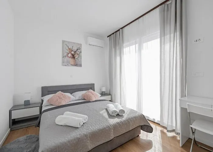 Vikendica Family Friendly House With A Swimming Pool - 23021 Vodice