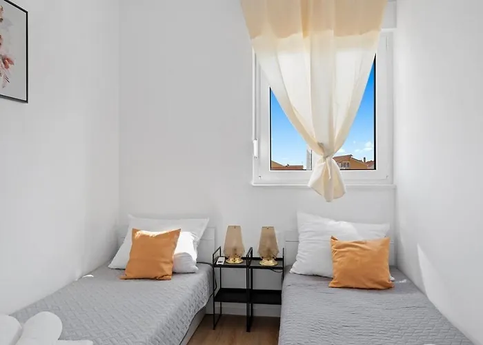 Family Friendly House With A Swimming Pool - 23021 *