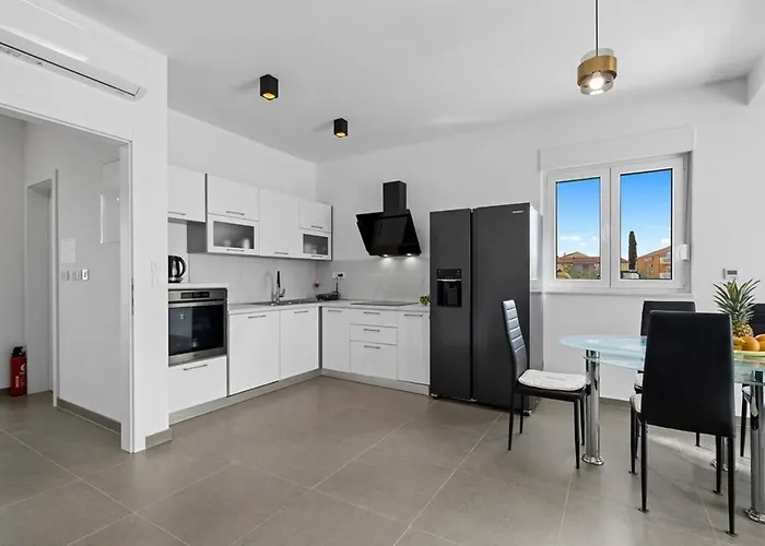 Family Friendly House With A Swimming Pool - 23021