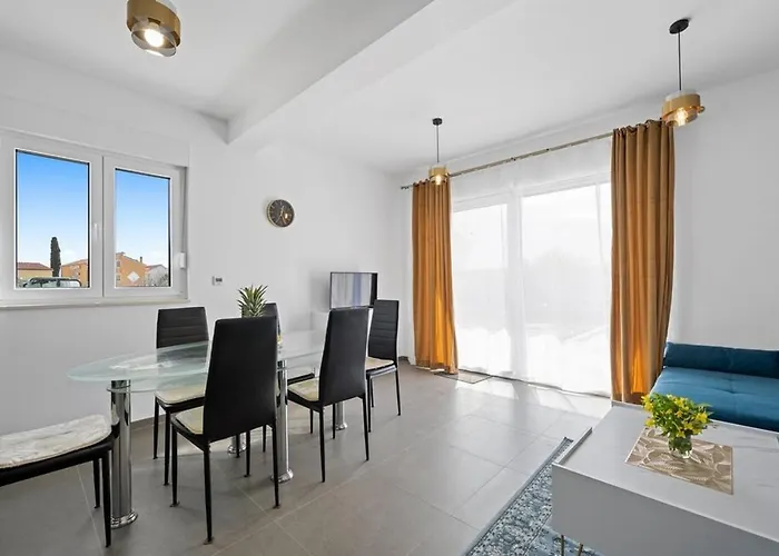 Family Friendly House With A Swimming Pool - 23021 Vikendica Vodice