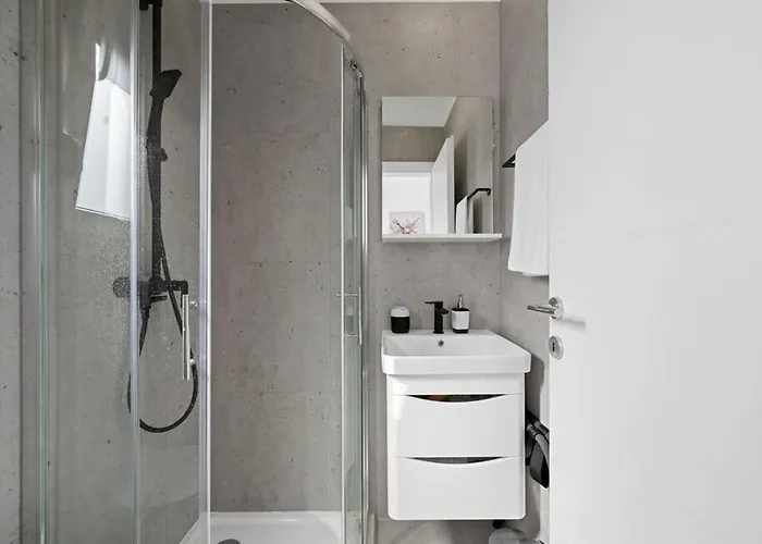 Family Friendly House With A Swimming Pool - 23021