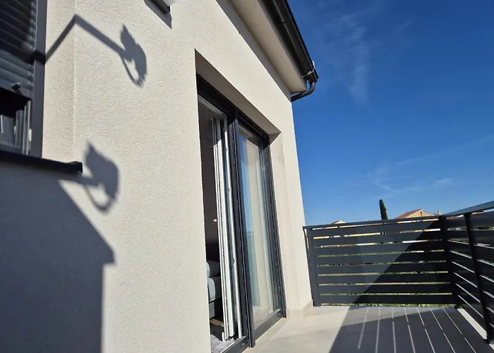 Family Friendly House With A Swimming Pool - 23021