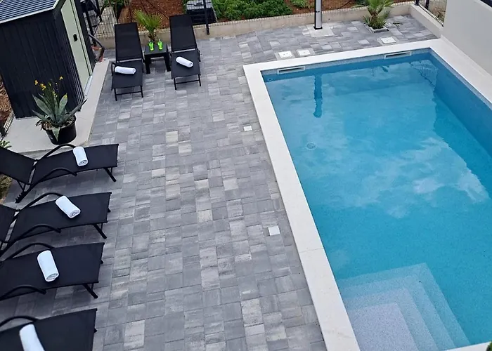 Family Friendly House With A Swimming Pool - 23021